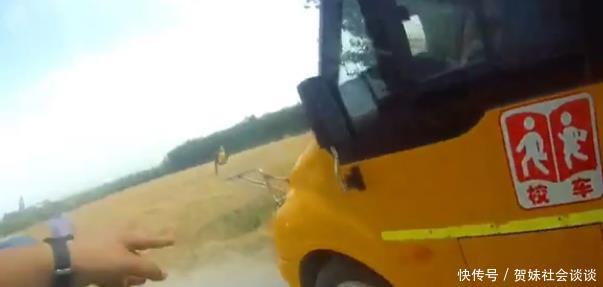 山東：黑校車偶遇檢查竟不顧車上孩子安全沖撞警車逃逸