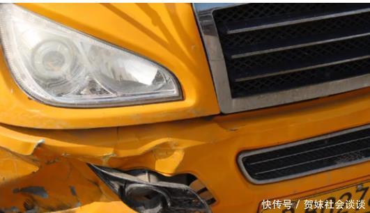 山東：黑校車偶遇檢查竟不顧車上孩子安全沖撞警車逃逸