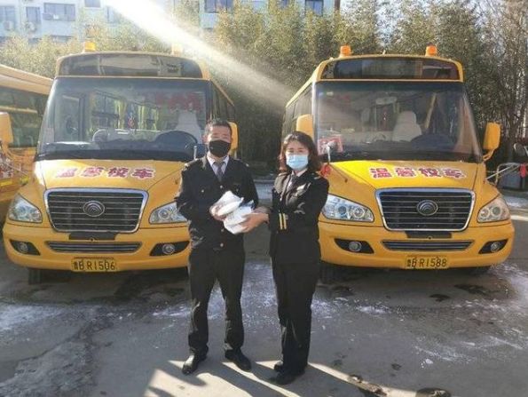 捐贈(zèng)100個(gè)口罩給一線，這個(gè)校車(chē)師傅真贊