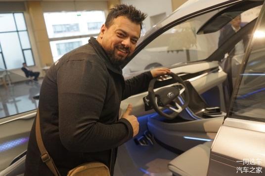 中東最大校車訂單花落誰家？186臺上汽MAXUS V80校車交付阿聯酋