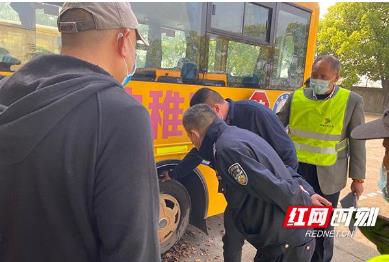 株洲石峰交警：多部門聯(lián)動(dòng)整治校車“頑瘴痼疾”