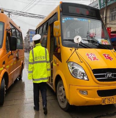 武岡市：多部門聯(lián)動開展校車安全檢查