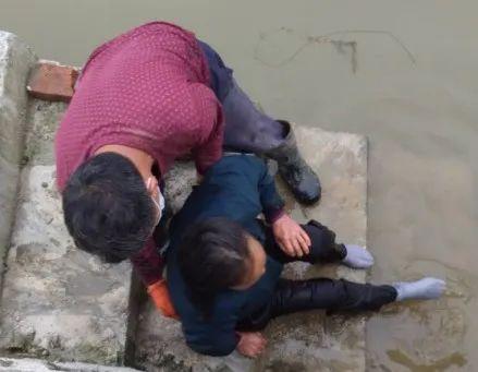 邵陽一幼兒園校車司機接孩子途中，突然下車跳入水中……