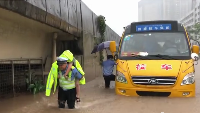 東莞暴雨36處內澇，積水最深2米，交警從拋錨校車背出5名學生