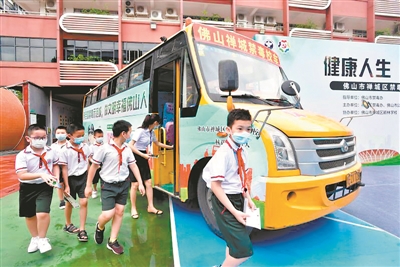 坐上“神奇校車”開啟“禁毒之旅”