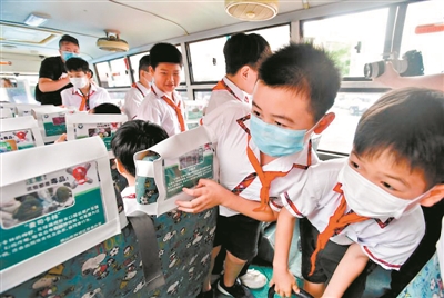 坐上“神奇校車”開啟“禁毒之旅”