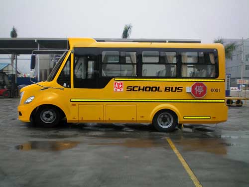 校車在醫院消防通道停車，幼兒園說已備案，院方：自己畫的停車位