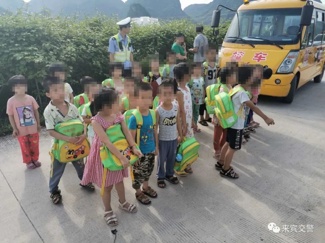 “校車”超員，交警開出萬(wàn)元罰單！