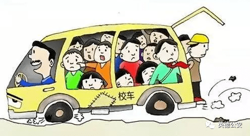 “黑校車”嚴重超載交警當街發(fā)怒