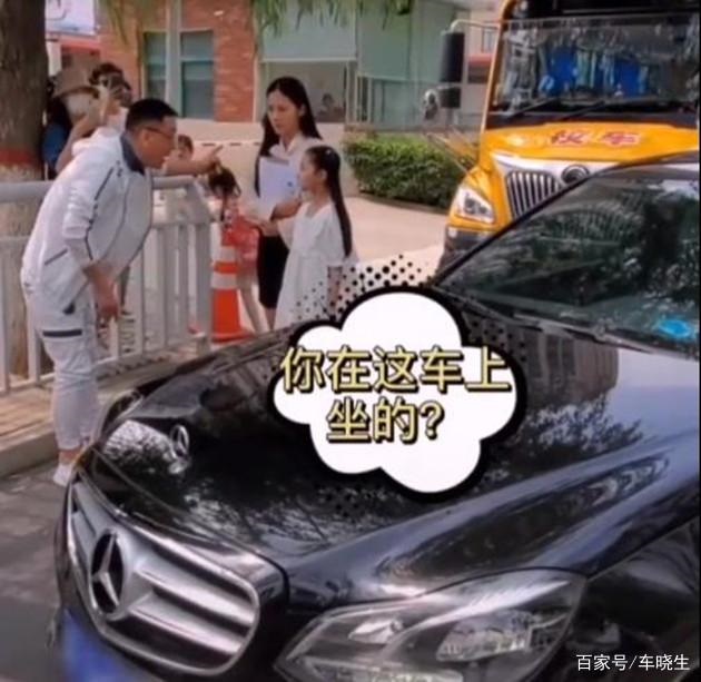 奔馳車主別停校車耍橫，不成想遇到了克星，秒慫道歉！