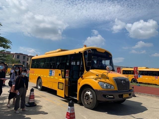 分析司機(jī)行為能自動剎車，中山這所學(xué)校20輛校車裝上“黑科技”