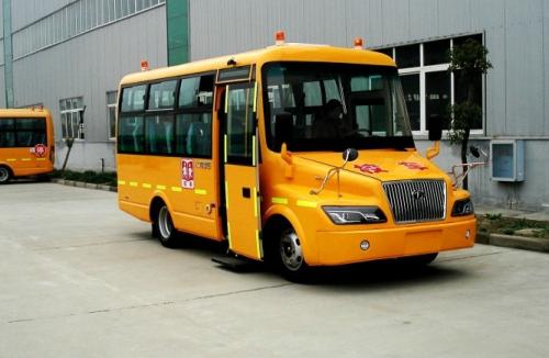 校車超載17人 司機車長皆獲刑