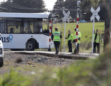 新西蘭校車撞火車：40名學生受傷 司機當場死亡