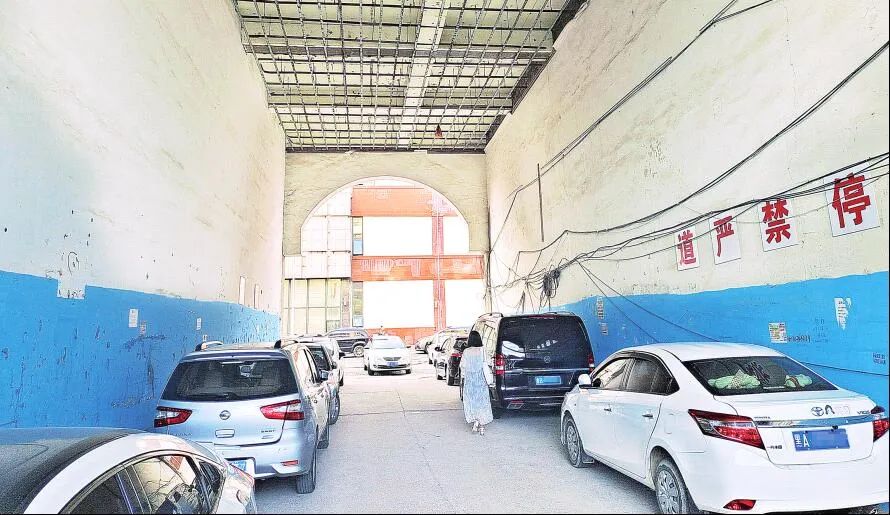 停車亂疾，致校車被堵耽誤孩子上學