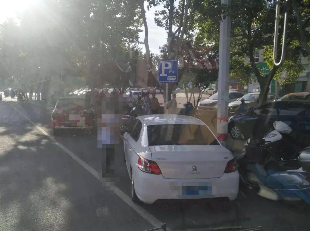 校車停靠“一位難求”！記者現場實拍！