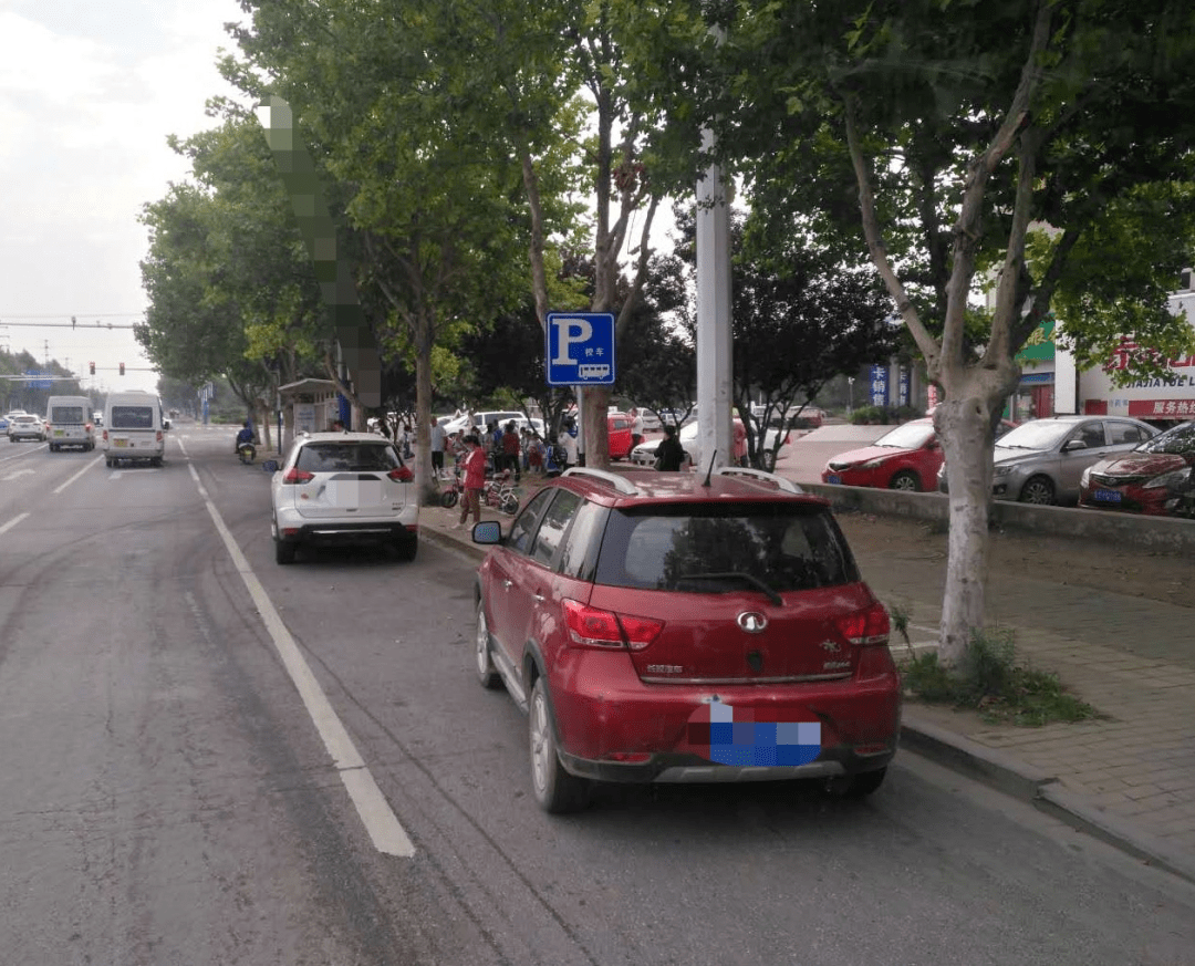 校車停靠“一位難求”！記者現場實拍！