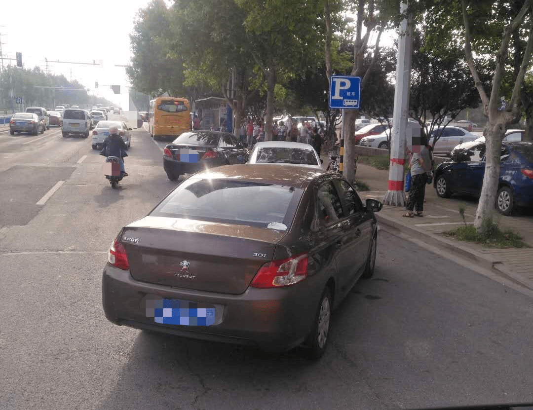 校車停靠“一位難求”！記者現場實拍！