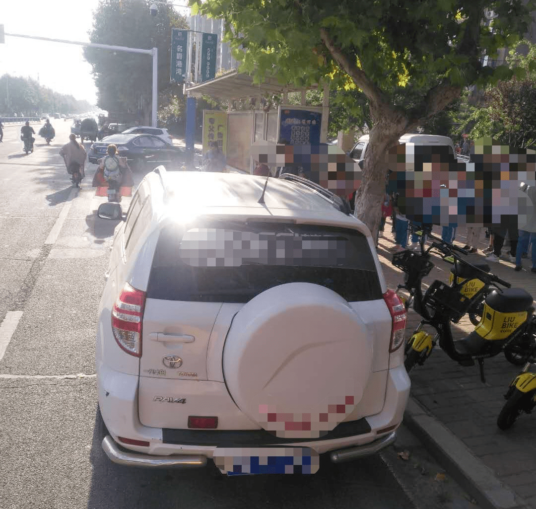 校車停靠“一位難求”！記者現場實拍！