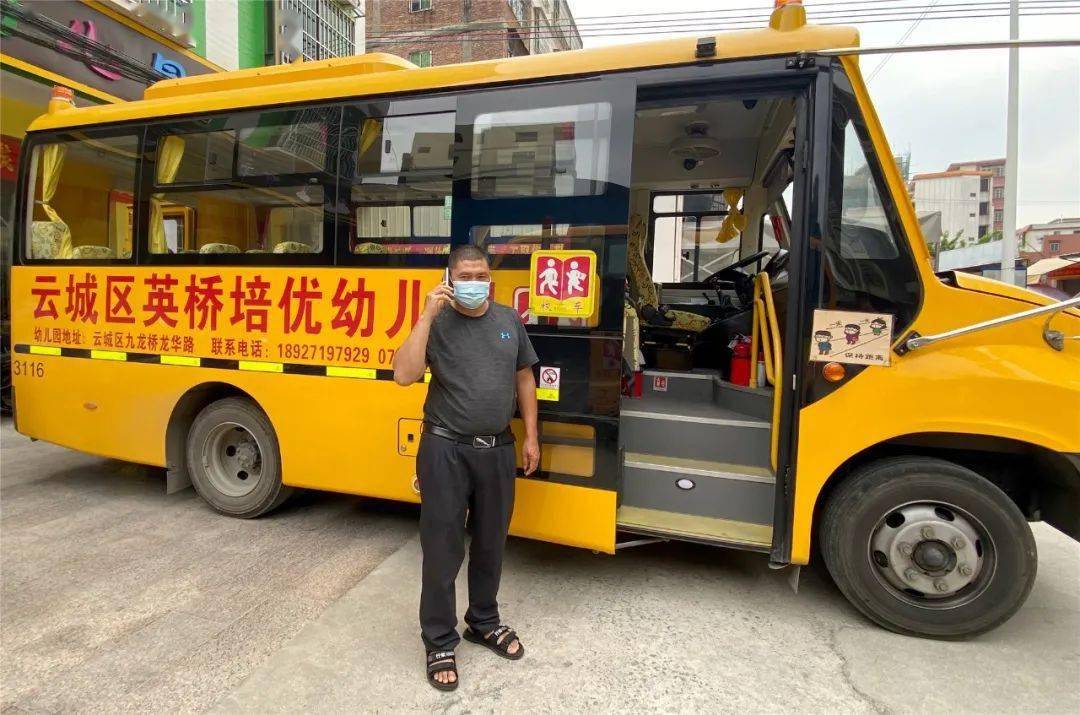 校車演練學逃生，安全之弦緊緊繃！幼兒園的孩子們從細節做起！