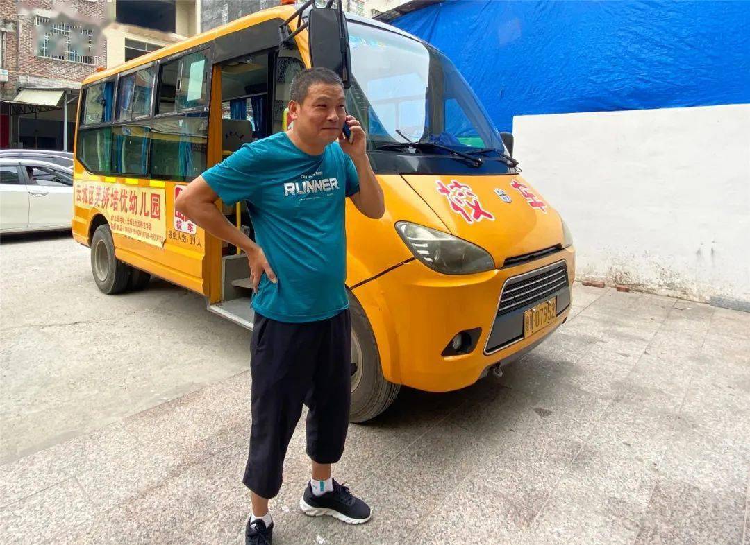 校車演練學逃生，安全之弦緊緊繃！幼兒園的孩子們從細節做起！