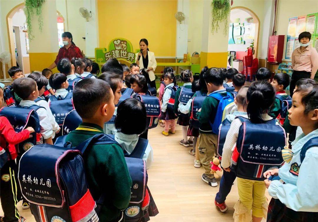 校車演練學逃生，安全之弦緊緊繃！幼兒園的孩子們從細節做起！