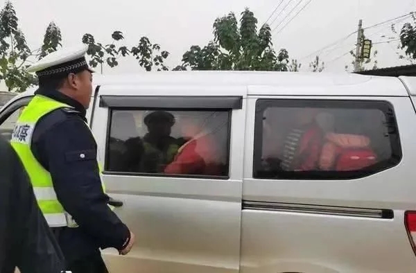太危險！核載7人的“黑校車”竟坐了14人！孩子得坐在其他同學(xué)的腿上！