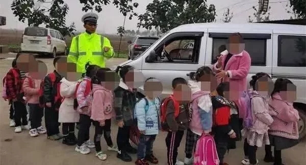 太危險！核載7人的“黑校車”竟坐了14人！孩子得坐在其他同學(xué)的腿上！