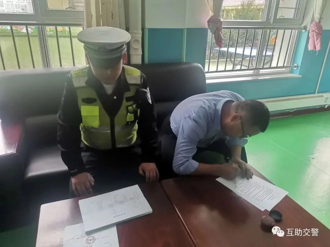 開學季，互助交警開展校車安全大檢查