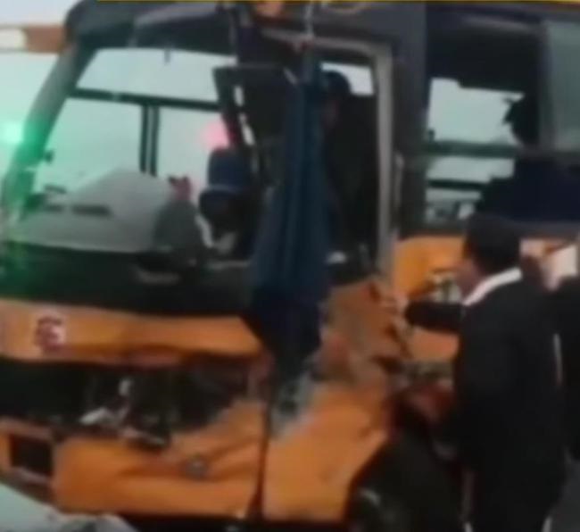 遼寧沈陽一廂式貨車與校車相撞，現場路面到處是車輛殘骸