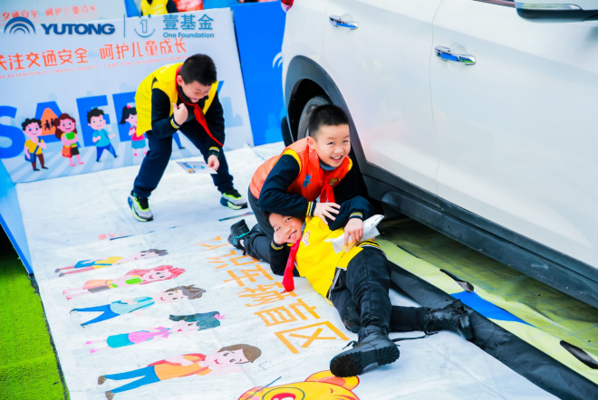 織牢安全保護網！宇通攜手壹基金傾情兒童交通安全教育