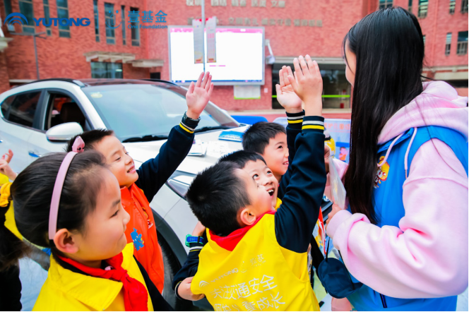 織牢安全保護網！宇通攜手壹基金傾情兒童交通安全教育