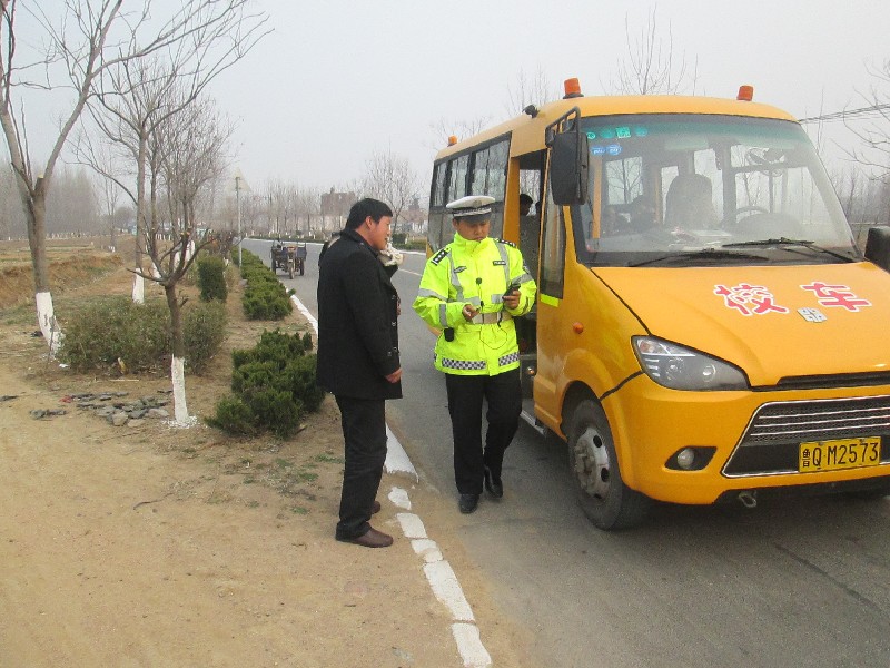 山東：莒南交警逐車排查校車力保校車道路交通安全
