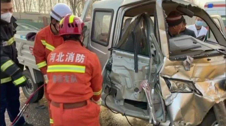 河北唐山：一不小心，“三輪” 與校車“親密接觸”了！萬幸的是……