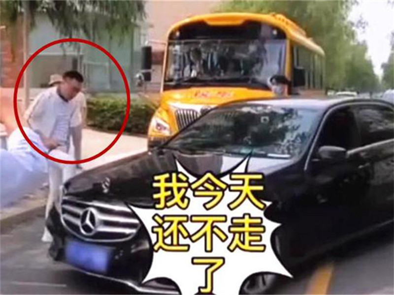 奔馳車主別停校車，與司機唇槍舌戰，小女孩上前將其“制服”！