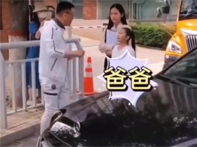 奔馳車主別停校車，與司機唇槍舌戰，小女孩上前將其“制服”！