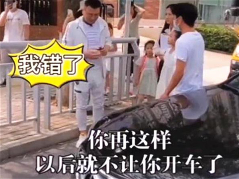 奔馳車主別停校車，與司機唇槍舌戰，小女孩上前將其“制服”！