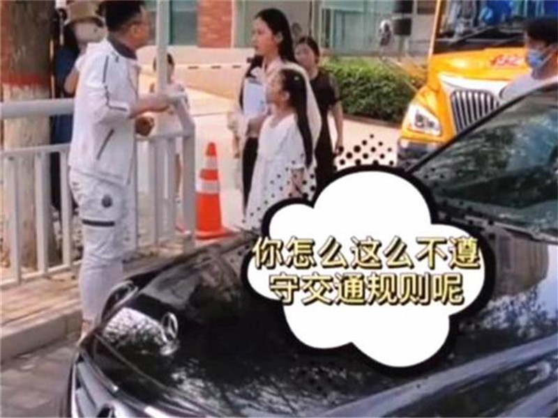 奔馳車主別停校車，與司機唇槍舌戰，小女孩上前將其“制服”！