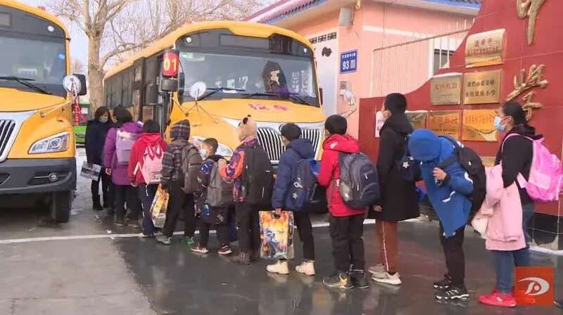 甘肅敦煌農村學生坐上標準校車去上學