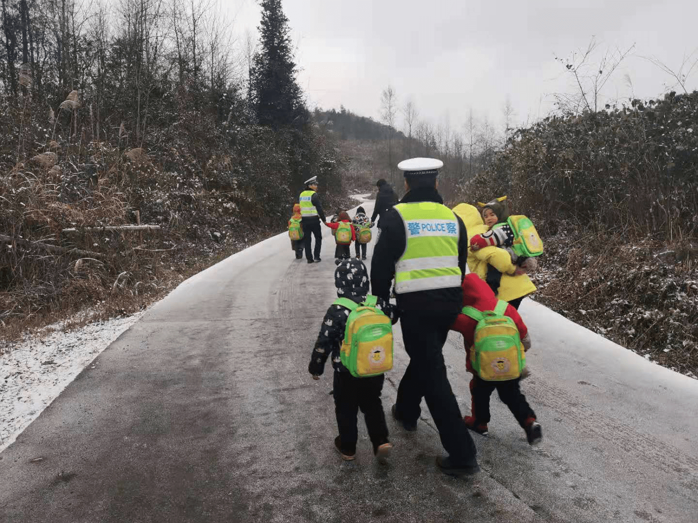 路面冰凍打滑校車受阻，警察“叔叔”牽著13個孩子回家