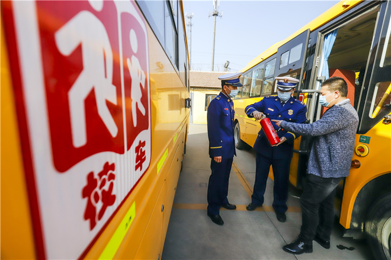 河北遵化：備校車 迎開學