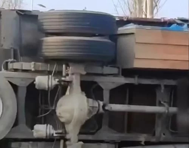 安陽一輛大貨車與校車相撞，兩車均側翻，一車幼兒坐地上大哭