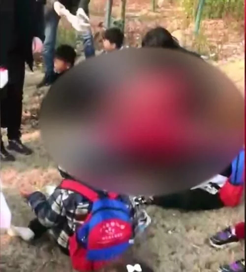 安陽一輛大貨車與校車相撞，兩車均側翻，一車幼兒坐地上大哭