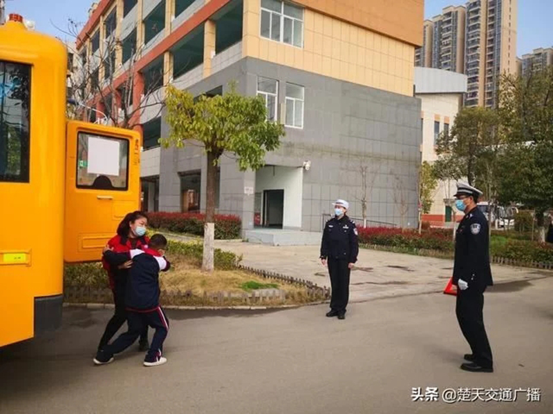 洪山交警進(jìn)校園開展校車事故與消防應(yīng)急演練活動(dòng)