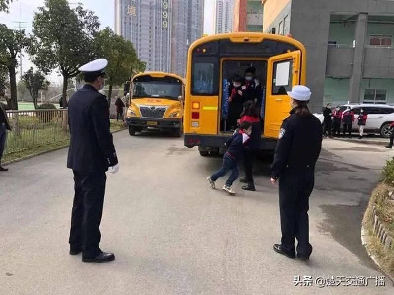 洪山交警進(jìn)校園開展校車事故與消防應(yīng)急演練活動(dòng)