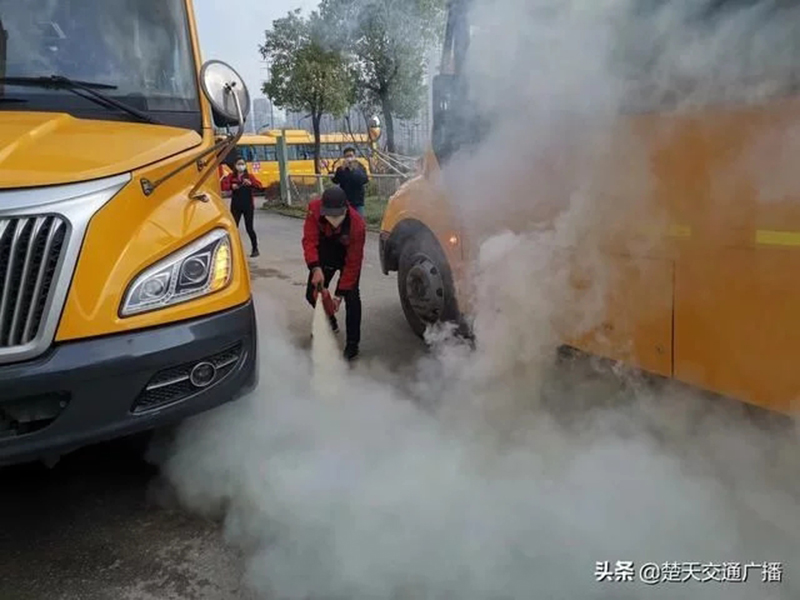 洪山交警進(jìn)校園開展校車事故與消防應(yīng)急演練活動(dòng)