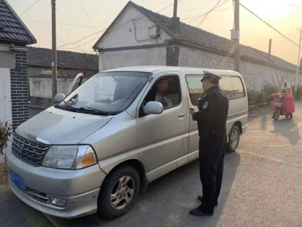 “校車”接送上下學(xué)孩子，被罰款10200元，家長：沒有更好的校車