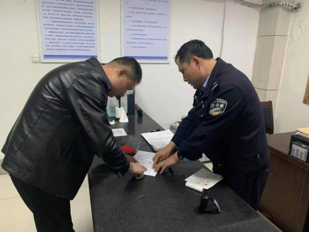 “校車”接送上下學(xué)孩子，被罰款10200元，家長：沒有更好的校車