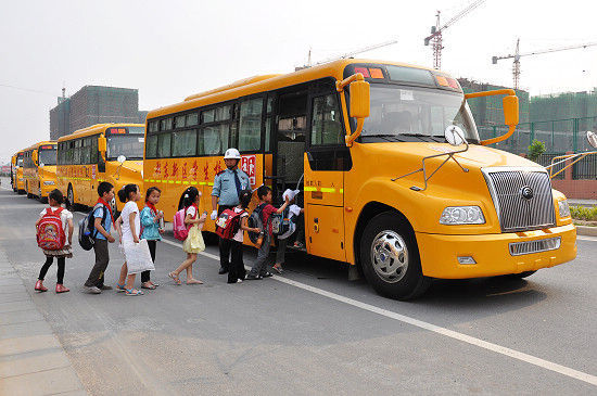 “校車”接送上下學(xué)孩子，被罰款10200元，家長：沒有更好的校車