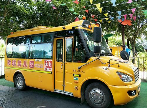 “校車”接送上下學(xué)孩子，被罰款10200元，家長：沒有更好的校車