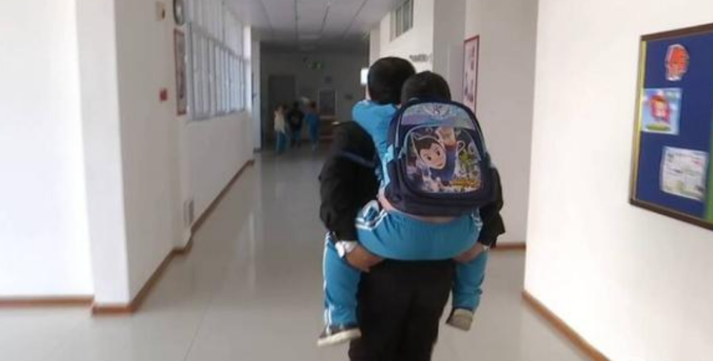 最美校車人 | 56歲“校車爸爸”1000多次接送“漸凍”兒童，風(fēng)雨無阻，網(wǎng)友點贊